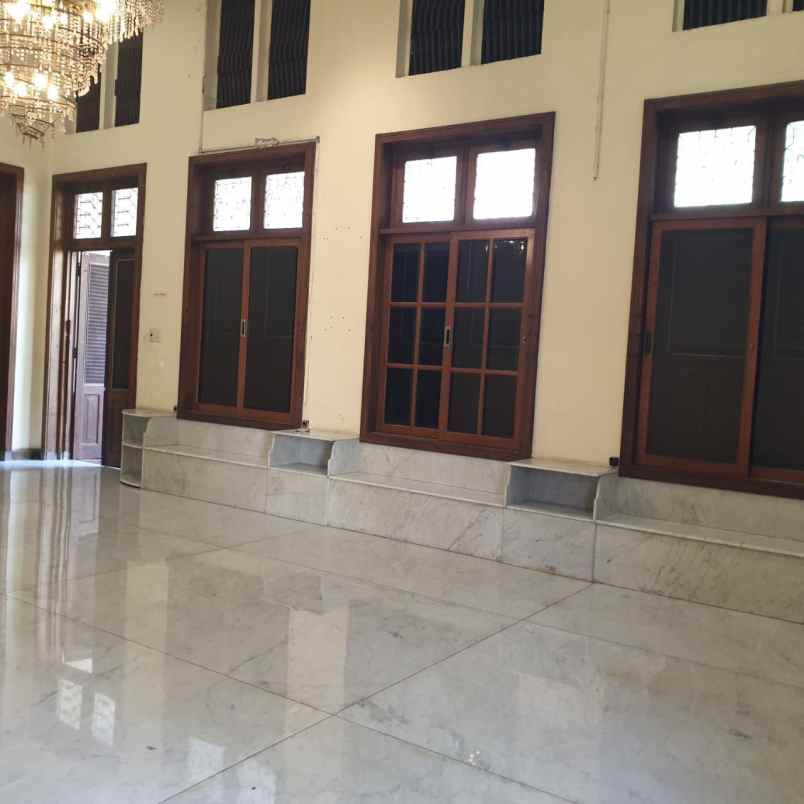 bangunan komersial di raya diponegoro sby pusat