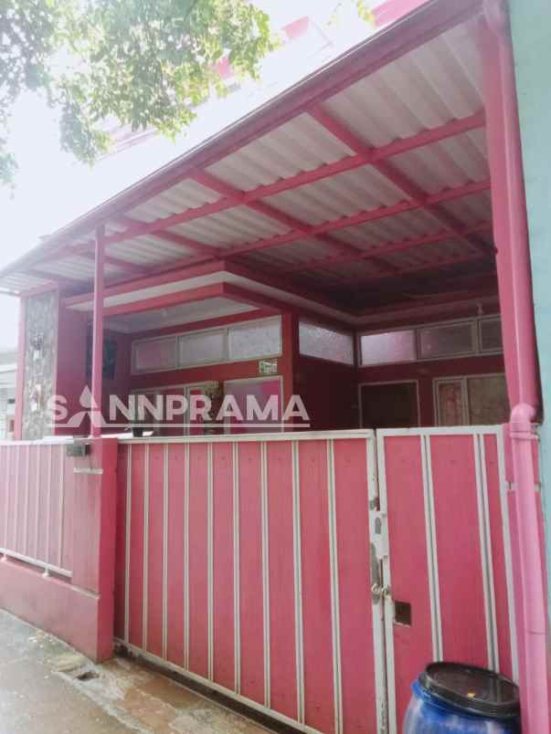 dijual rumah 2 lantai