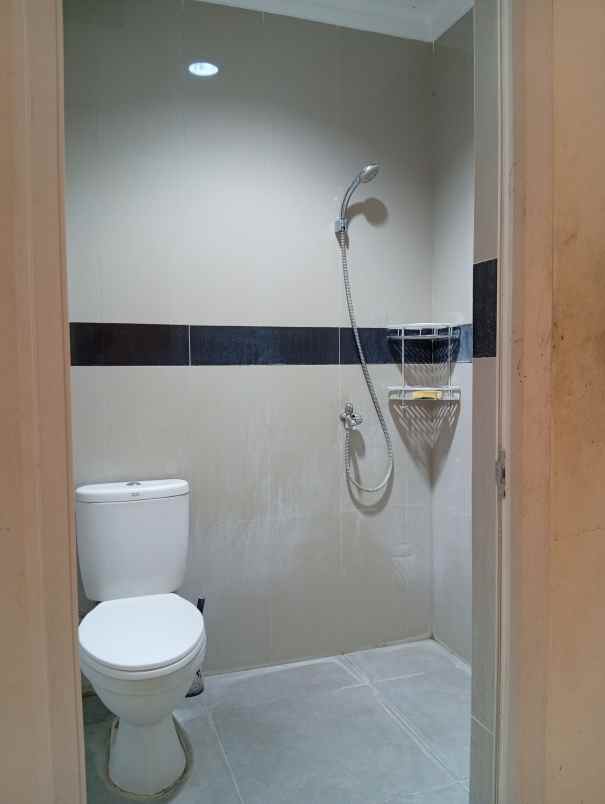 dijual rumah 2 lantai