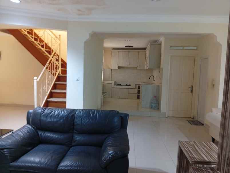 dijual rumah 2 lantai