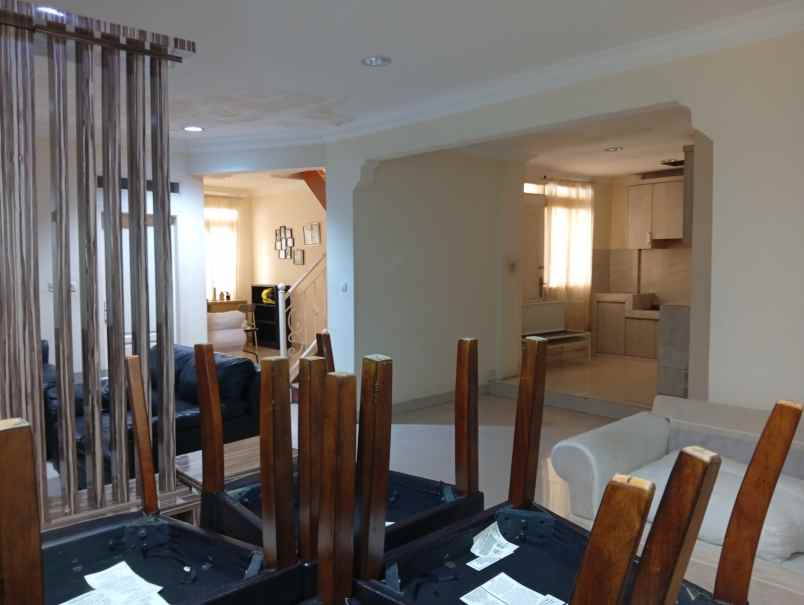 dijual rumah 2 lantai