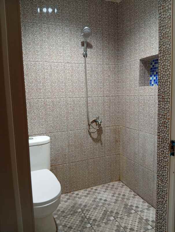 dijual rumah 2 lantai