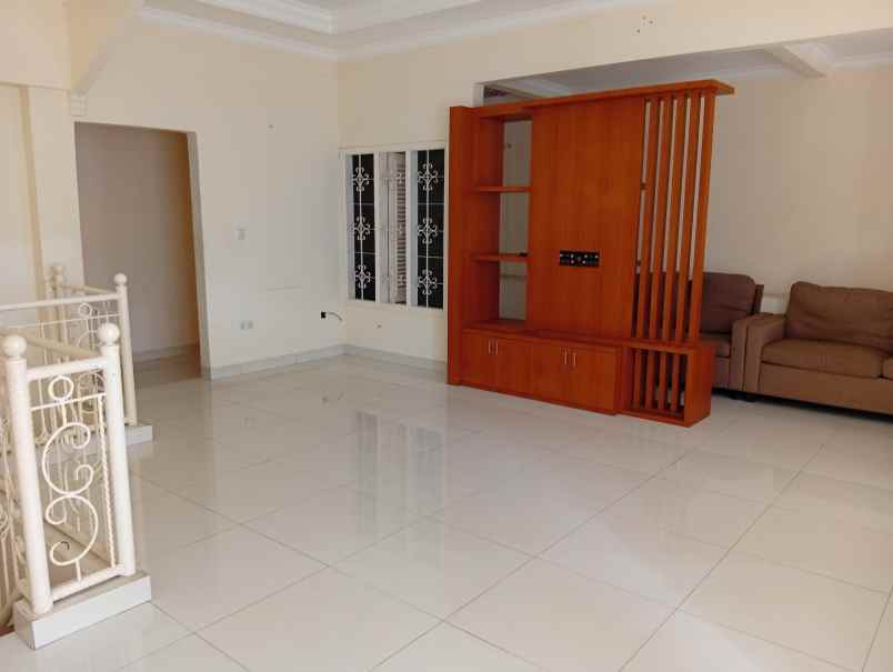 dijual rumah 2 lantai