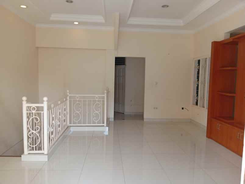 dijual rumah 2 lantai