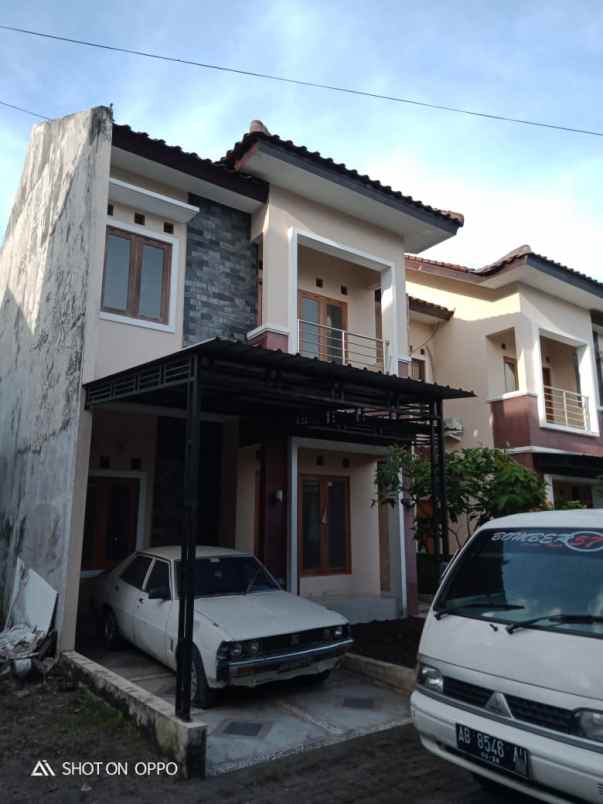 dijual rumah 2 lantai dalam perumahan