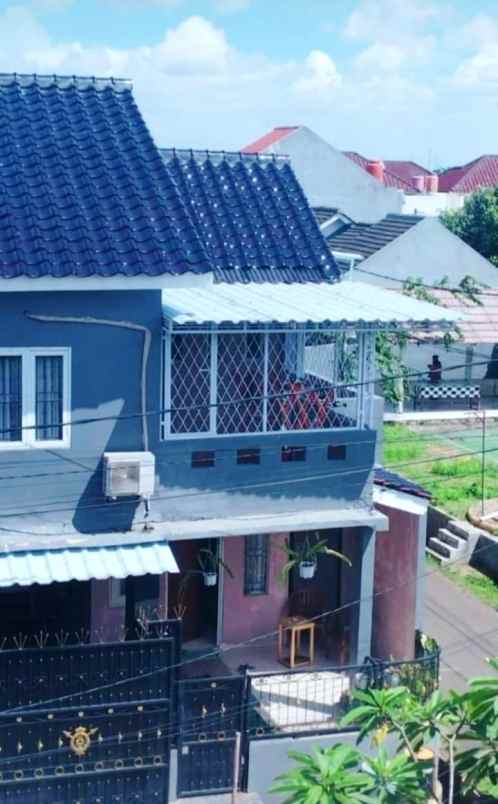 dijual rumah 2 lantai strategis hook bebas banjir