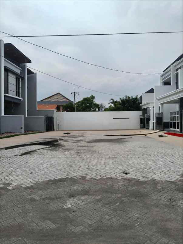 dijual rumah araya