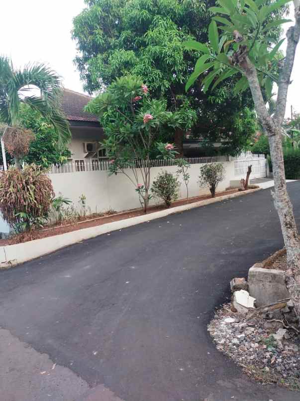 dijual rumah asri strateg di perumahan mega cinere