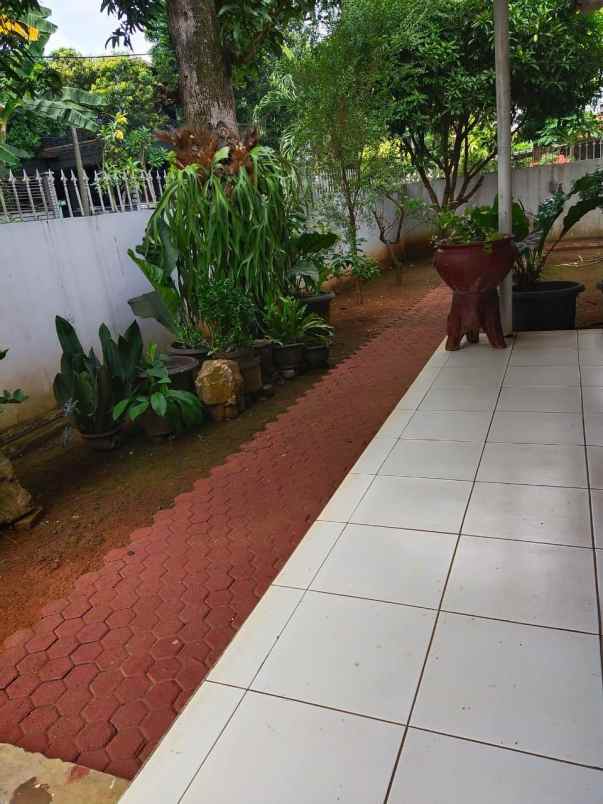 dijual rumah asri strateg di perumahan mega cinere