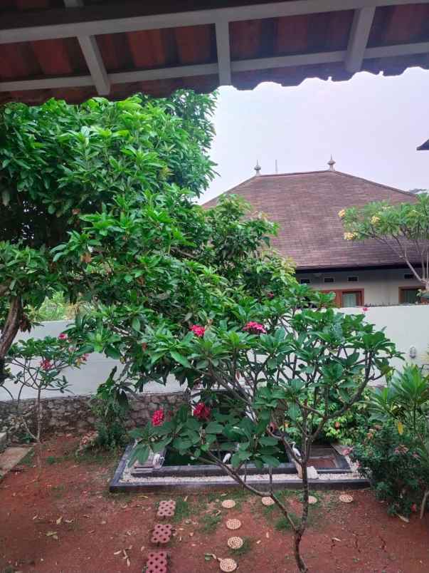 dijual rumah asri strateg di perumahan mega cinere