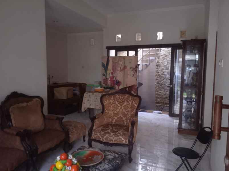 dijual rumah bali view cirendeu