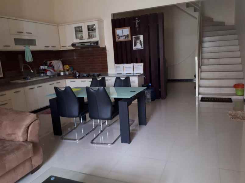 dijual rumah central park gunung anyar