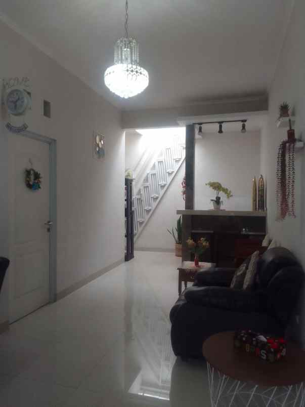 dijual rumah cipageran