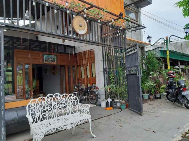 dijual rumah dan cafe di pinggir jalan raya bantul