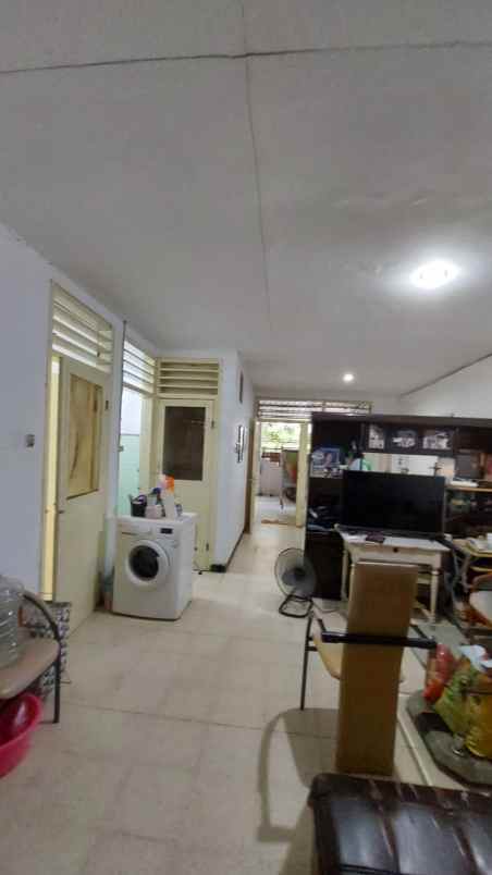 dijual rumah darmo baru barat