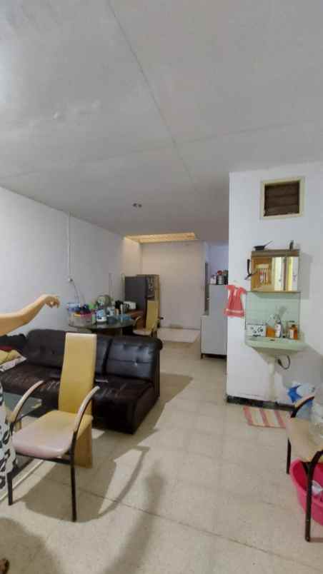 dijual rumah darmo baru barat