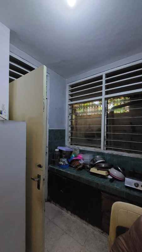 dijual rumah darmo baru barat