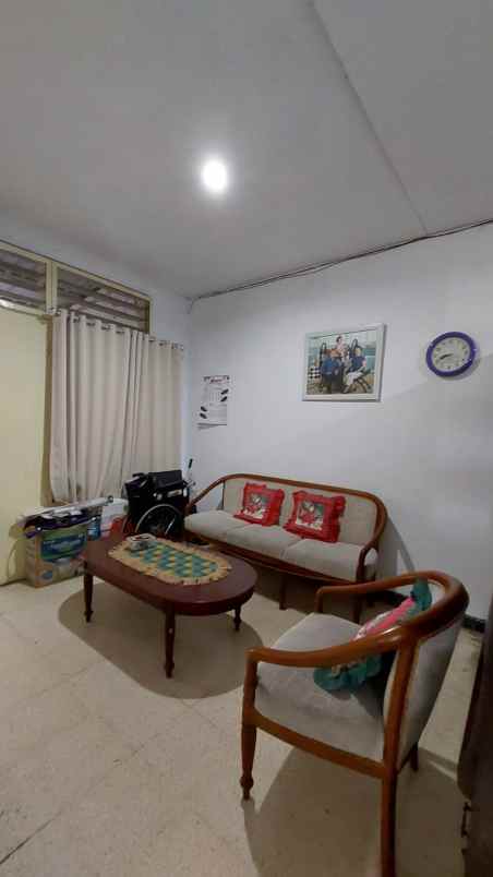 dijual rumah darmo baru barat