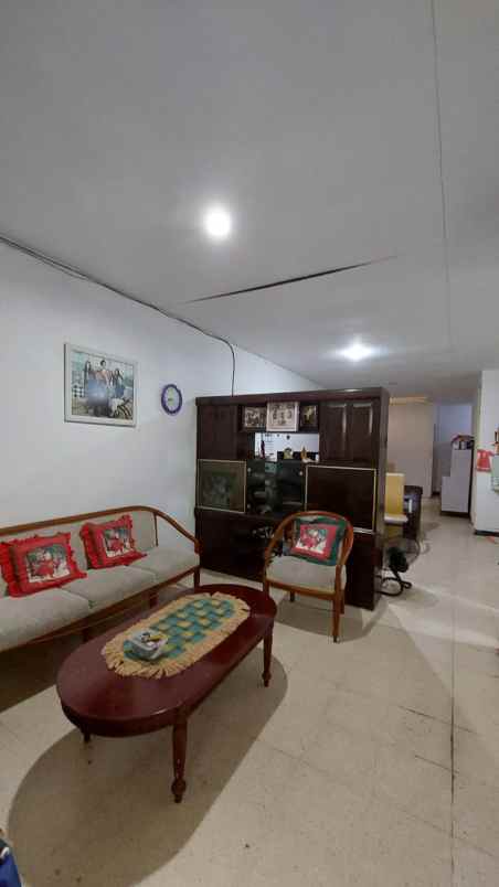 dijual rumah darmo baru barat