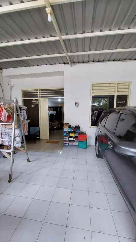 dijual rumah darmo baru barat