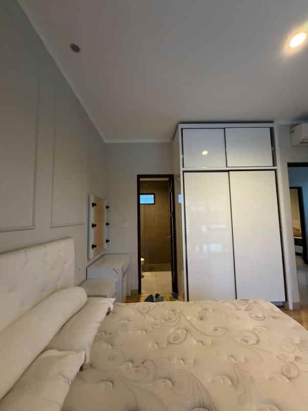 dijual rumah dekat mall di burgundy summarecon bekasi