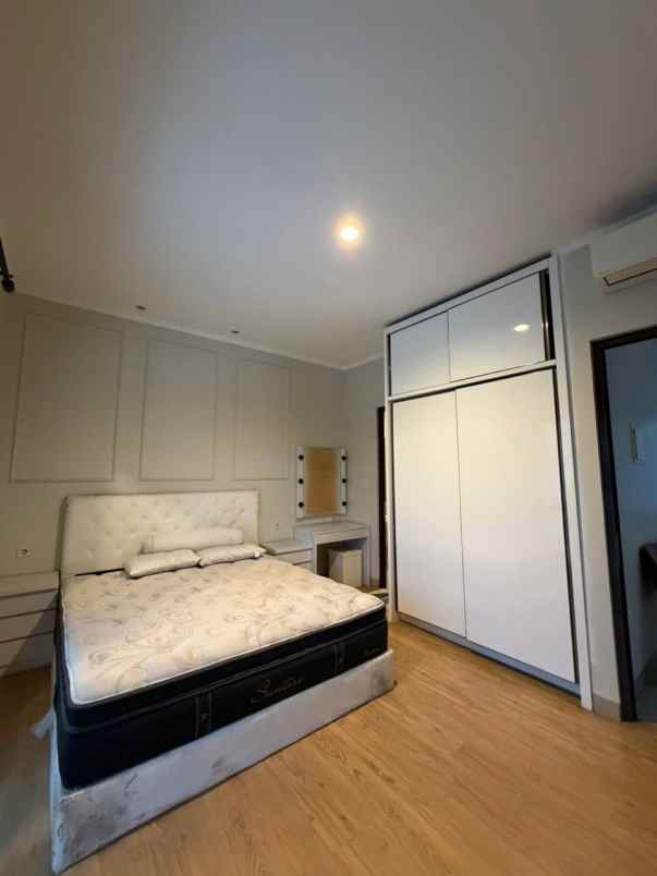 dijual rumah dekat mall di burgundy summarecon bekasi