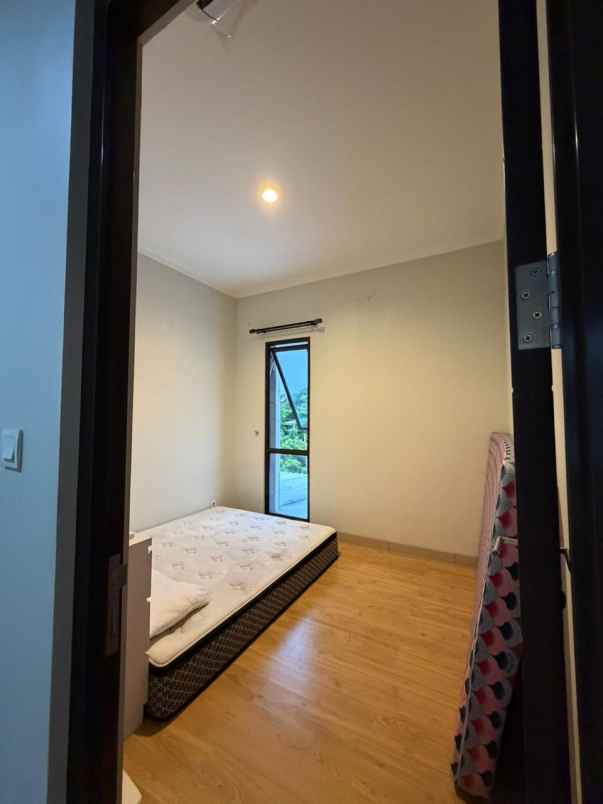 dijual rumah dekat mall di burgundy summarecon bekasi