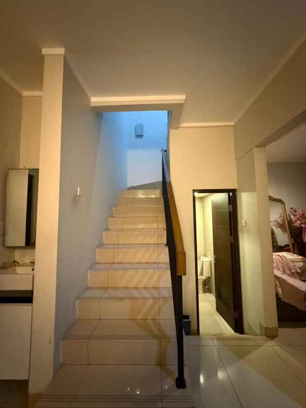 dijual rumah dekat mall di burgundy summarecon bekasi
