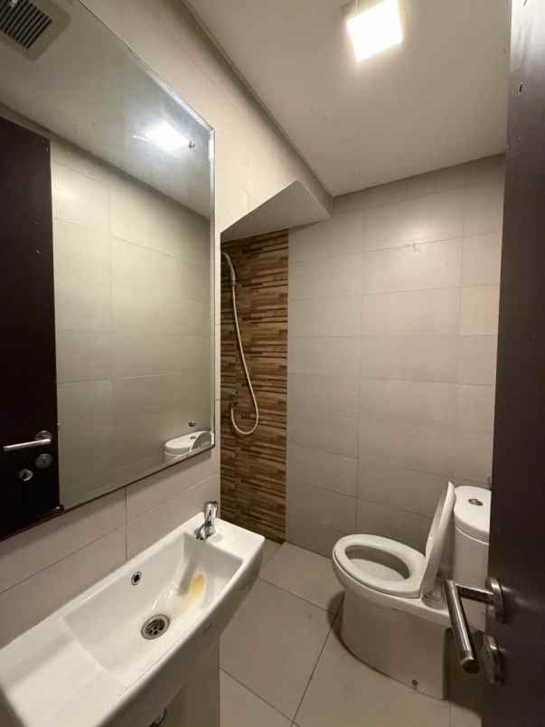 dijual rumah dekat mall di burgundy summarecon bekasi