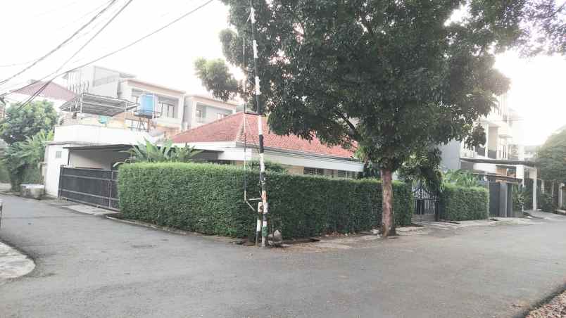 dijual rumah di jalan pancoran timur