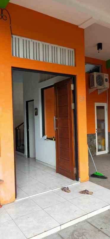 dijual rumah di kutisari indah utara