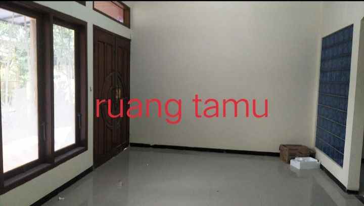 dijual rumah di tirtoyoso