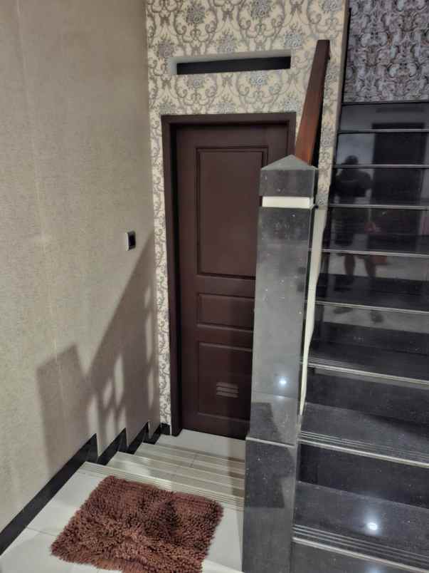 dijual rumah full furnish di legenda wisata