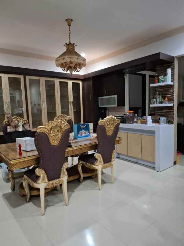 dijual rumah full furnish di legenda wisata