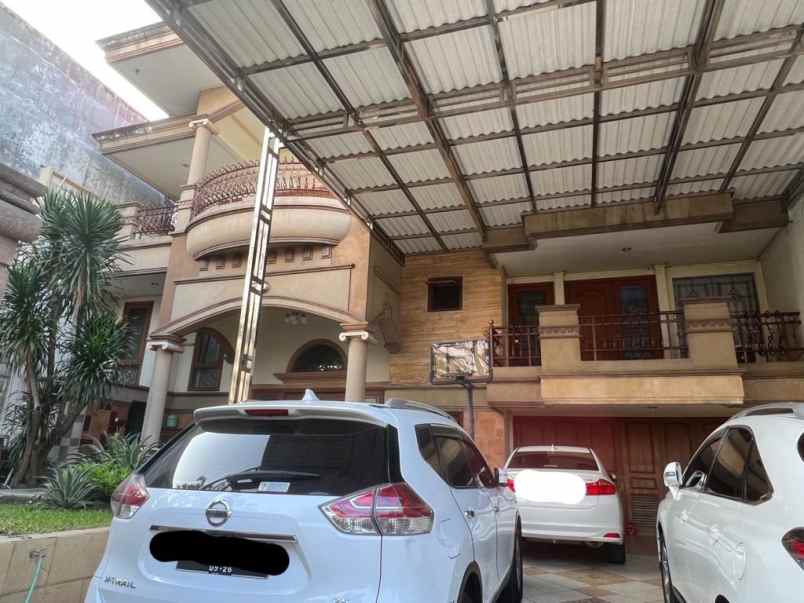 dijual rumah graha famili