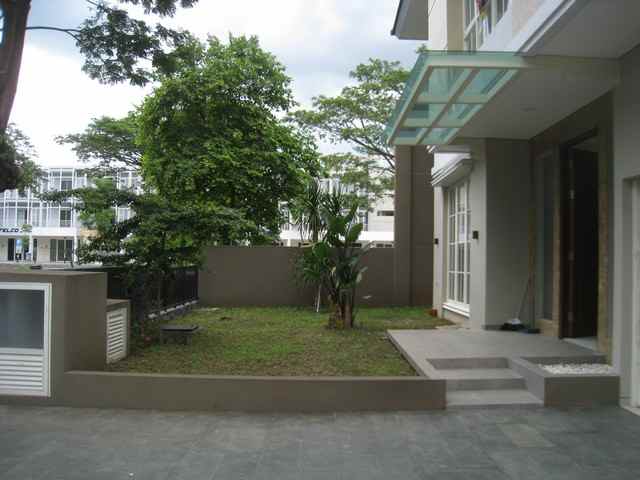 dijual rumah graha natura surabaya