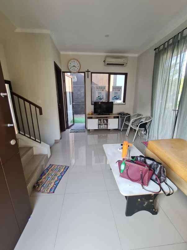 dijual rumah hook 2 lantai di cluster fortune