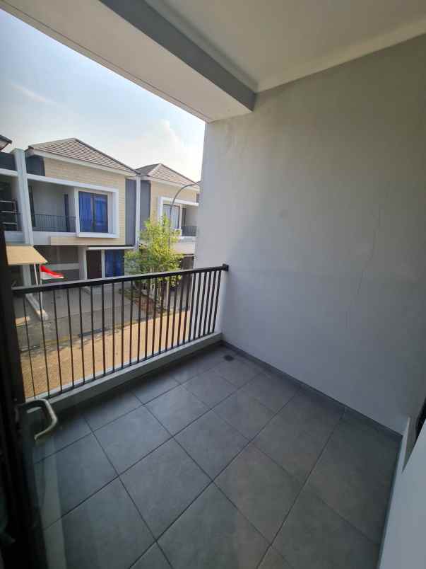 dijual rumah hook 2 lantai di cluster fortune