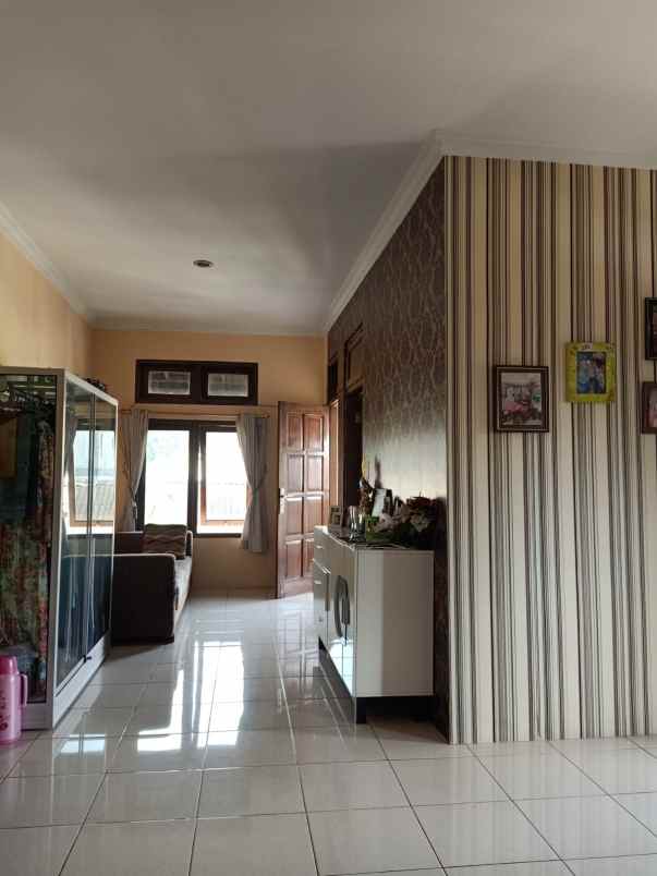 dijual rumah jajar laweyan solo