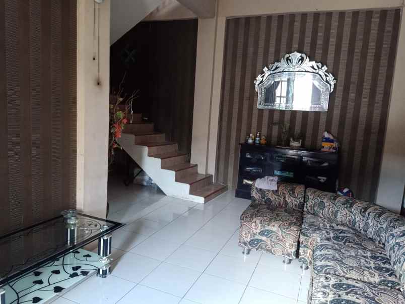 dijual rumah jajar laweyan solo