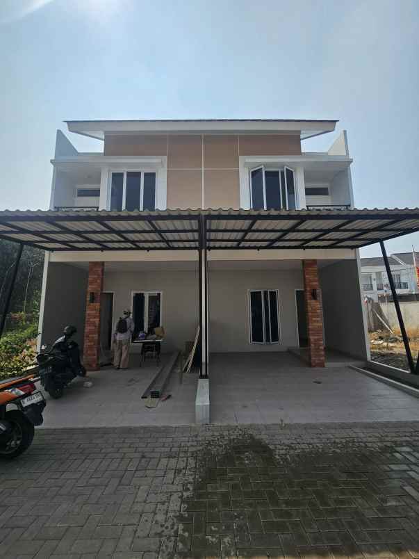 dijual rumah jalan boulevard grand