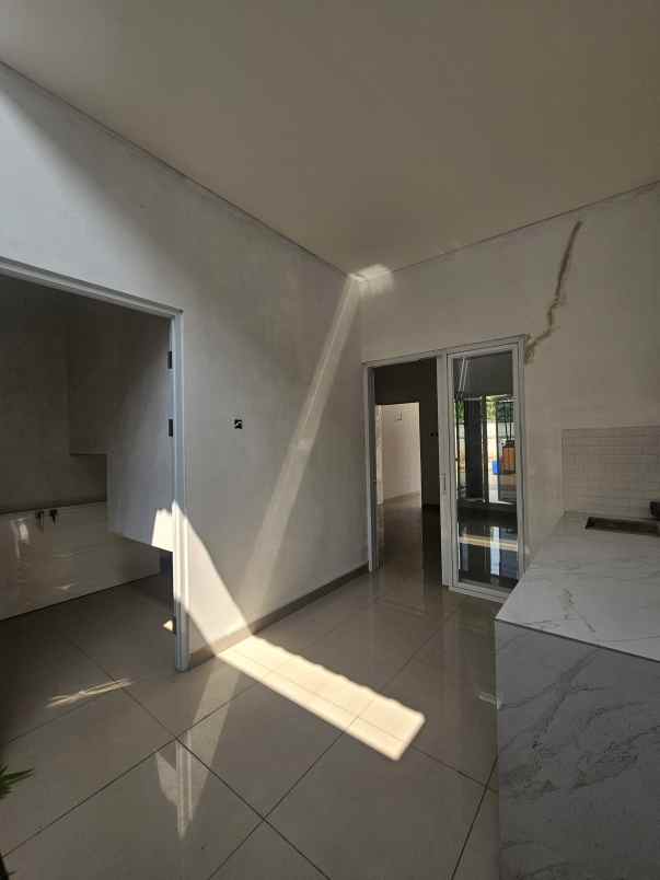 dijual rumah jalan boulevard grand