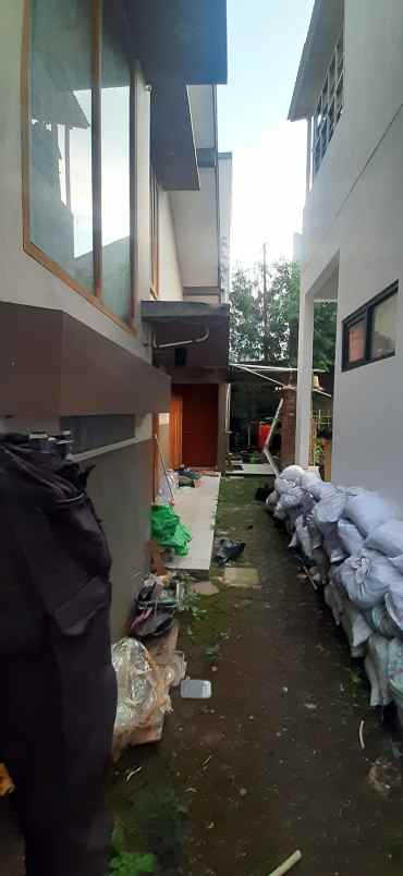 dijual rumah jalan cisitu