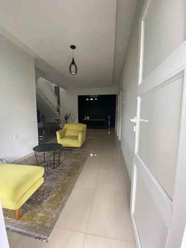 dijual rumah jalan gandaria raya