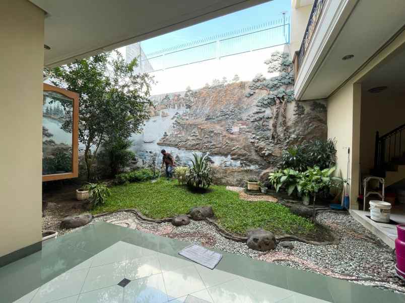 dijual rumah jalan manyar jaya