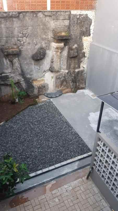 dijual rumah jalan raya mega cinere