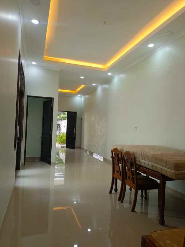 dijual rumah jalan raya veteran kampus