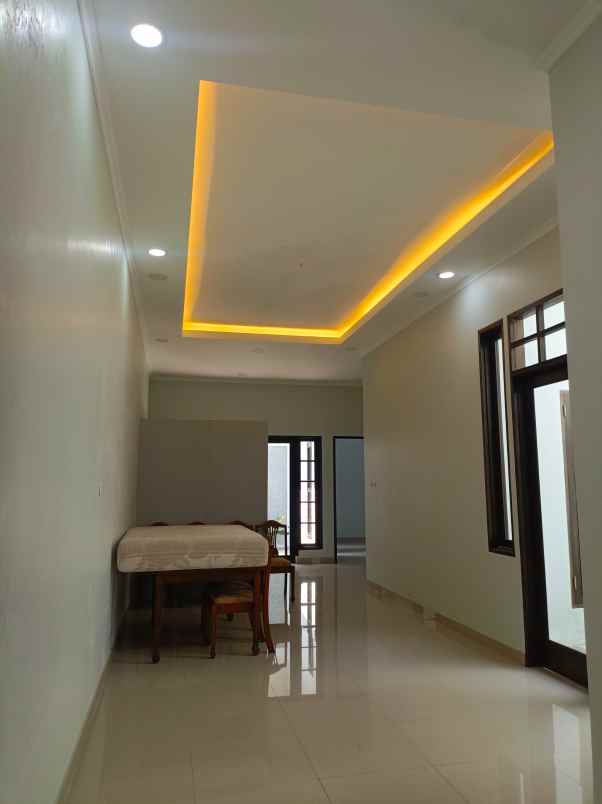 dijual rumah jalan raya veteran kampus