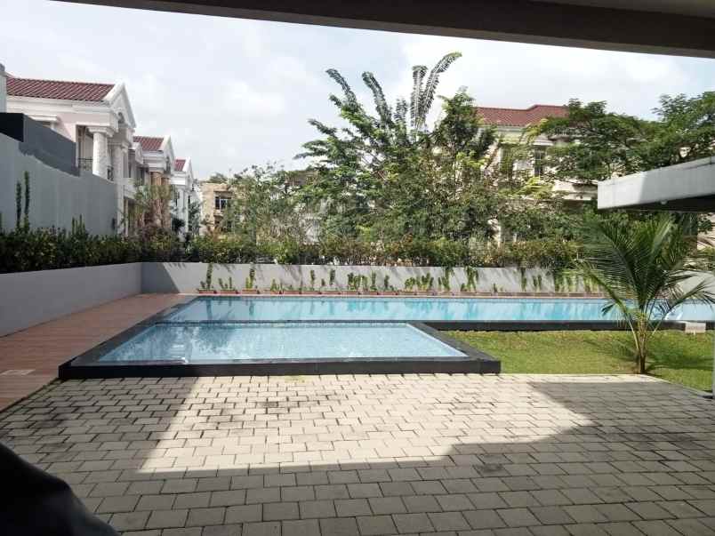 dijual rumah jl cemara gading