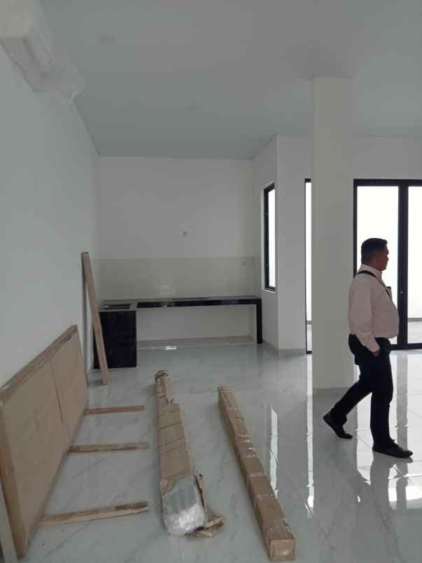 dijual rumah jl cemara gading